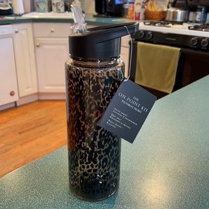 New Victoria’s Secret On Point Water Bottle (26oz) with Sip Straw